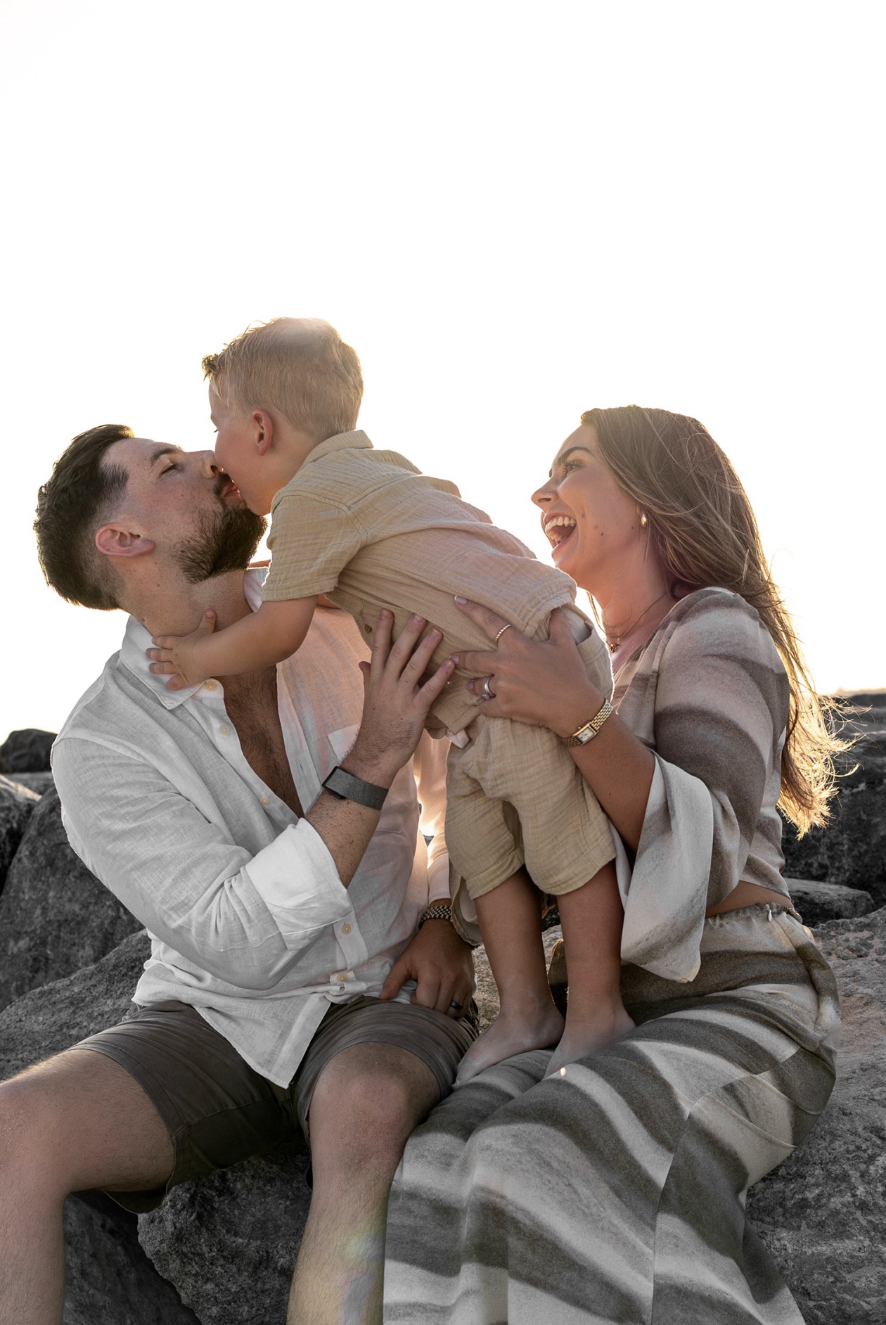 Kisses on the Rocks – Families photography in Dubai by Elina K.