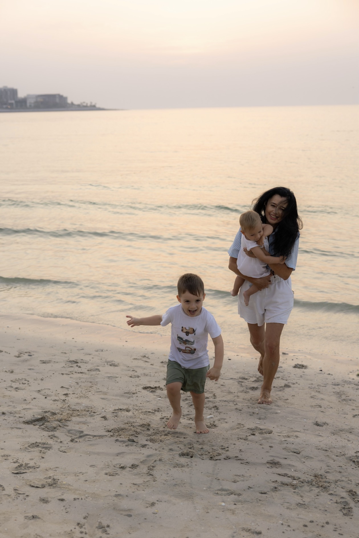 Run to the Sea – Families photography in Dubai by Elina K.