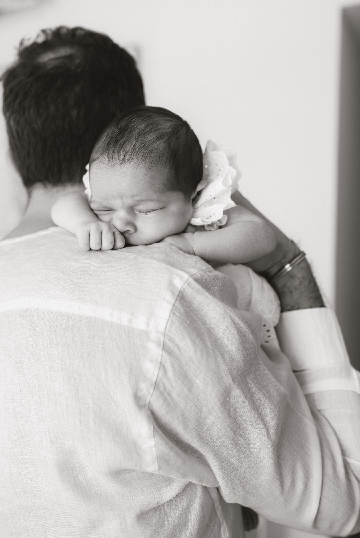 Safe on Daddy's Shoulder – Newborns photography in Dubai by Elina K.