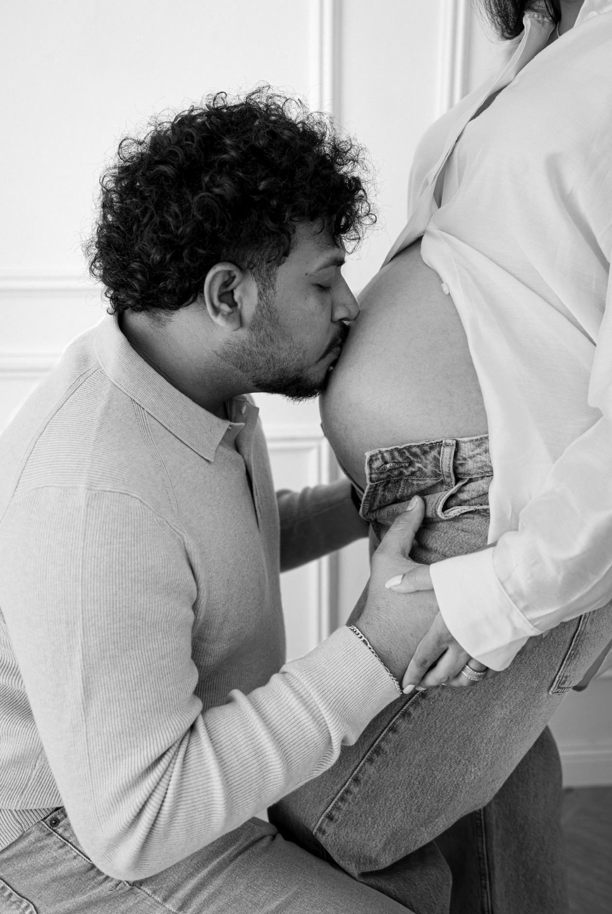 First Kiss – Maternity photography in Dubai by Elina K.