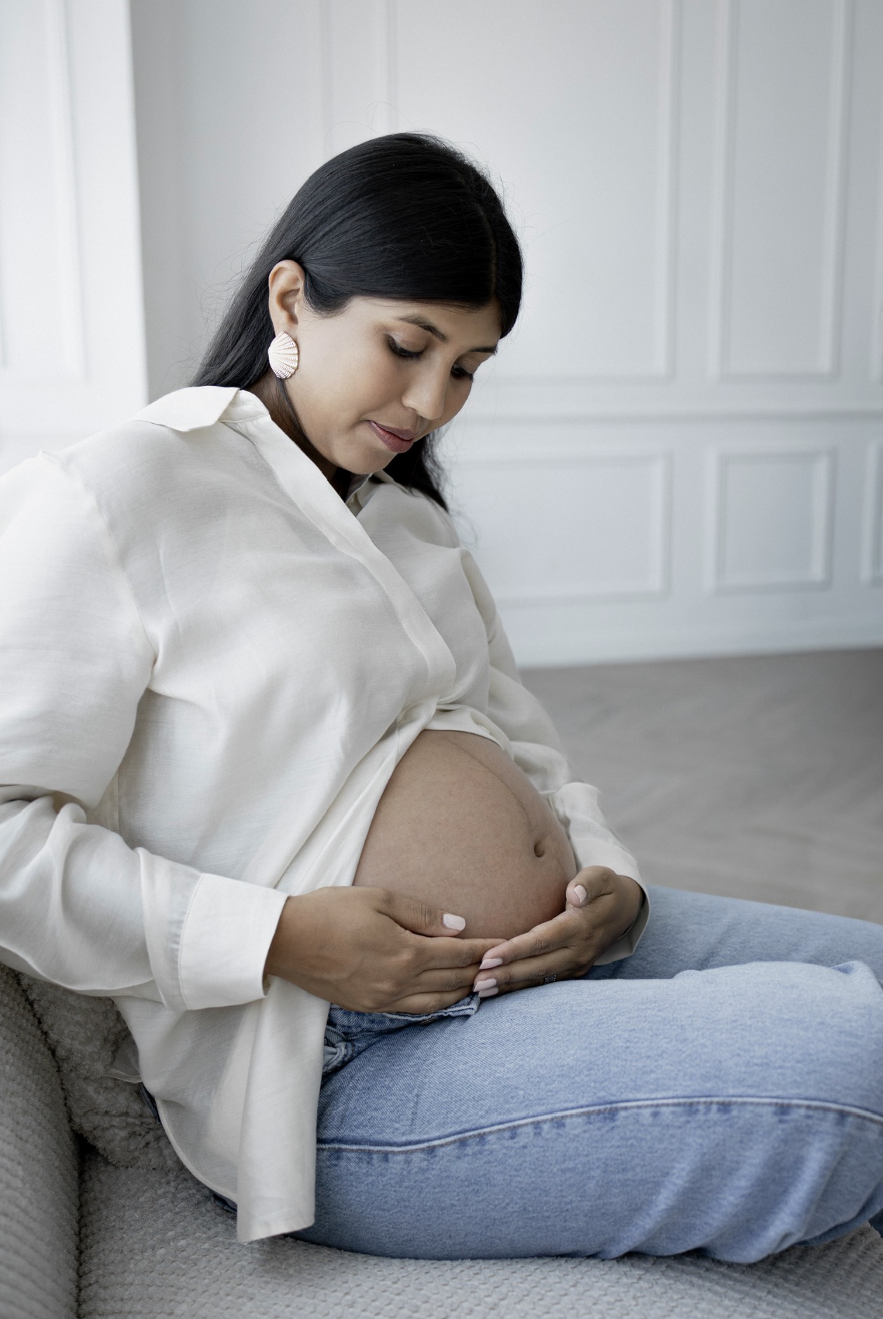 Soft Light, Soft Smile – Maternity photography in Dubai by Elina K.