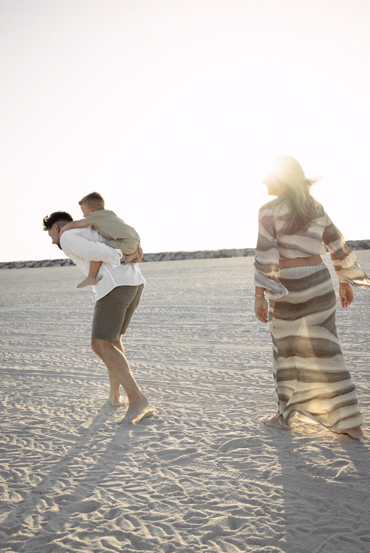 Piggyback at Sunset – Families photography in Dubai by Elina K.
