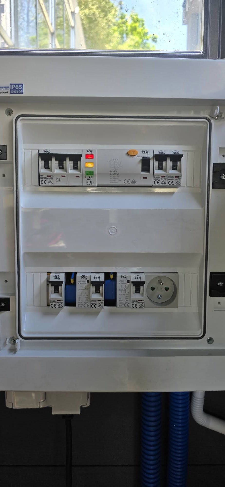 Rozdzielnica zewnętrzna IP65 · 1000 V DC — Kraft-Performance, elektryk Warszawa. Obiekt komercyjny · przyłącze wielotorowe.