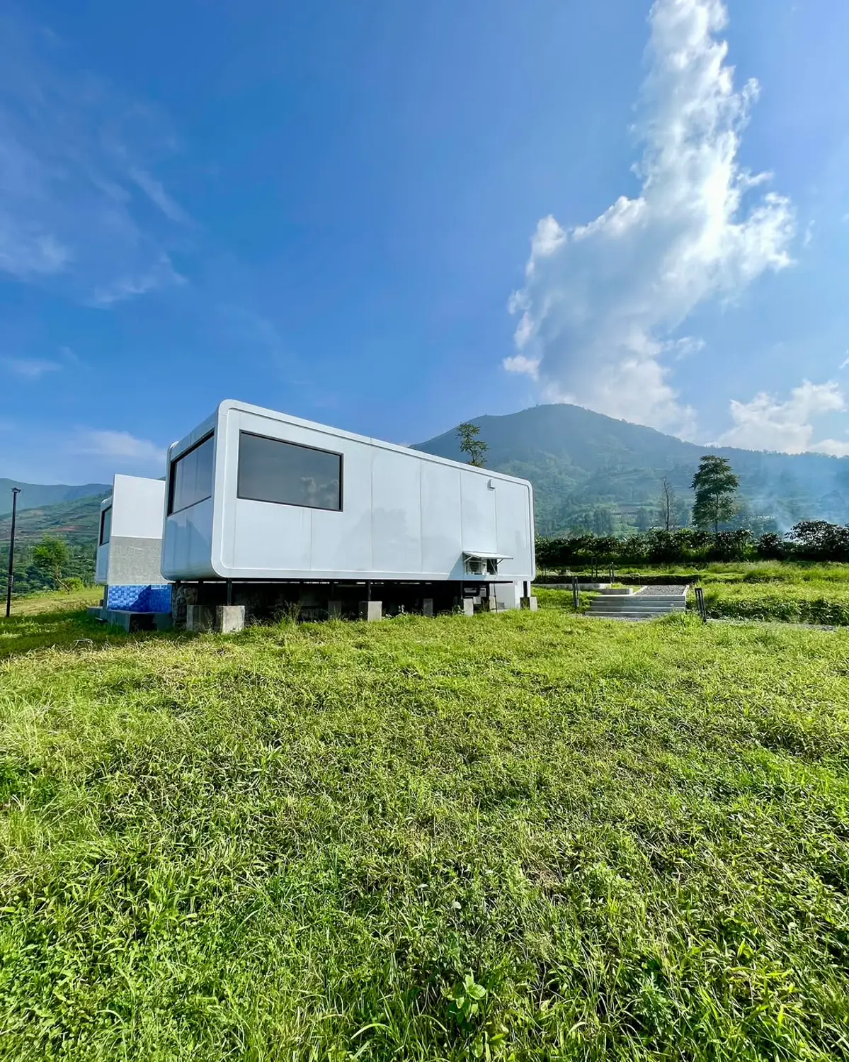 Rumah modular di antara pepohonan