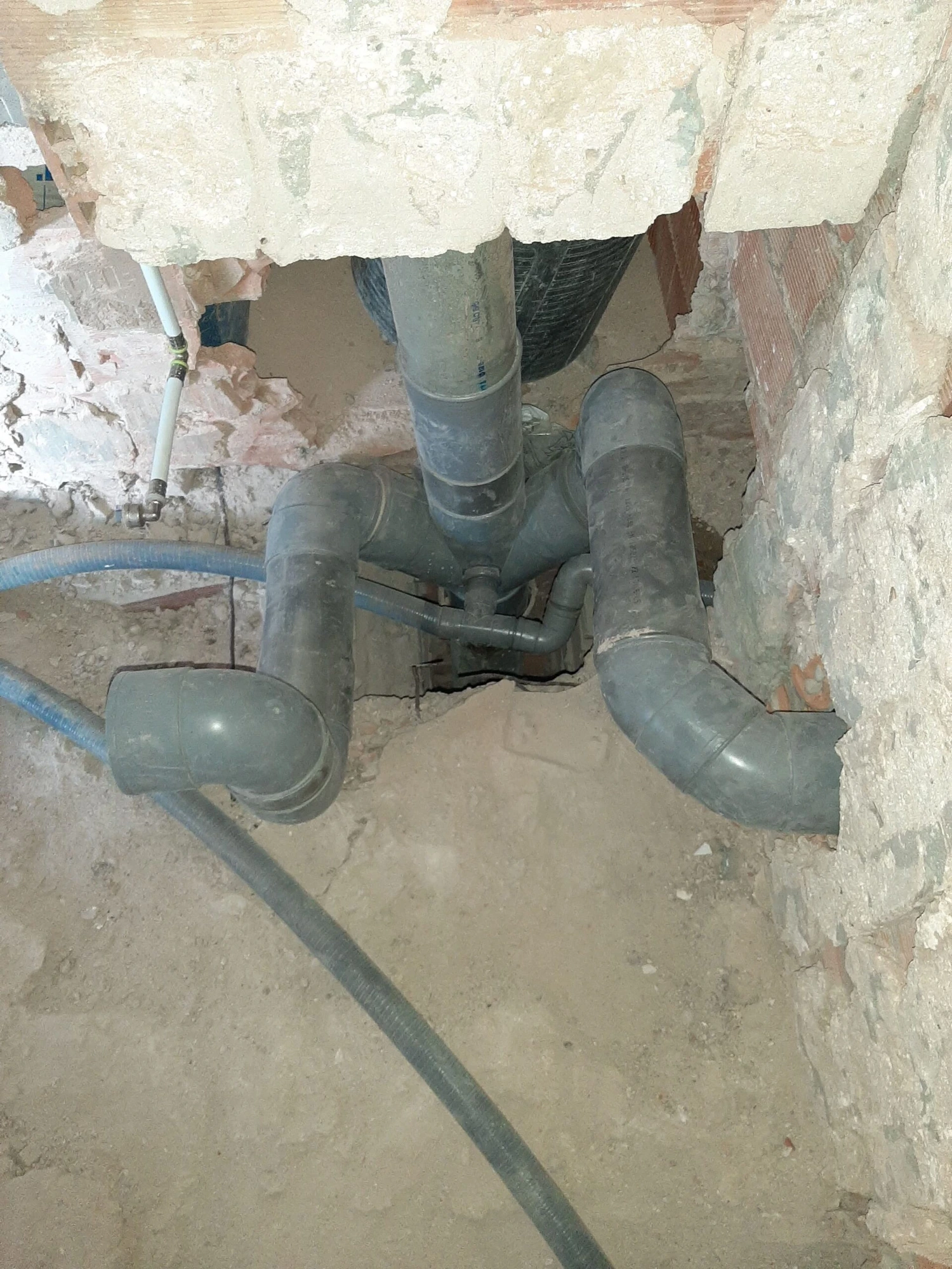 Reforma de fontanería en cuarto de baño en obra