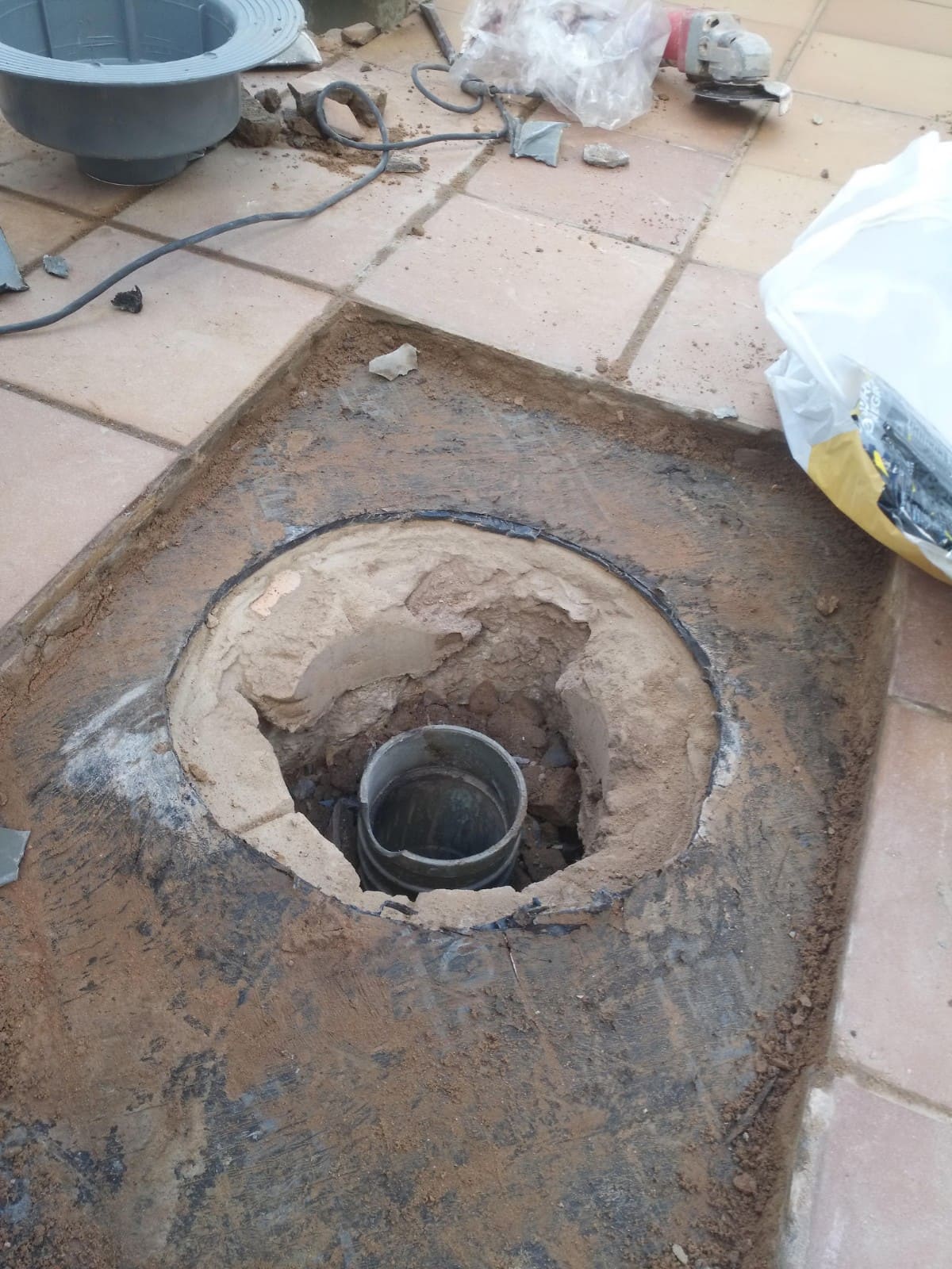 Reparación de arqueta y saneamiento en suelo