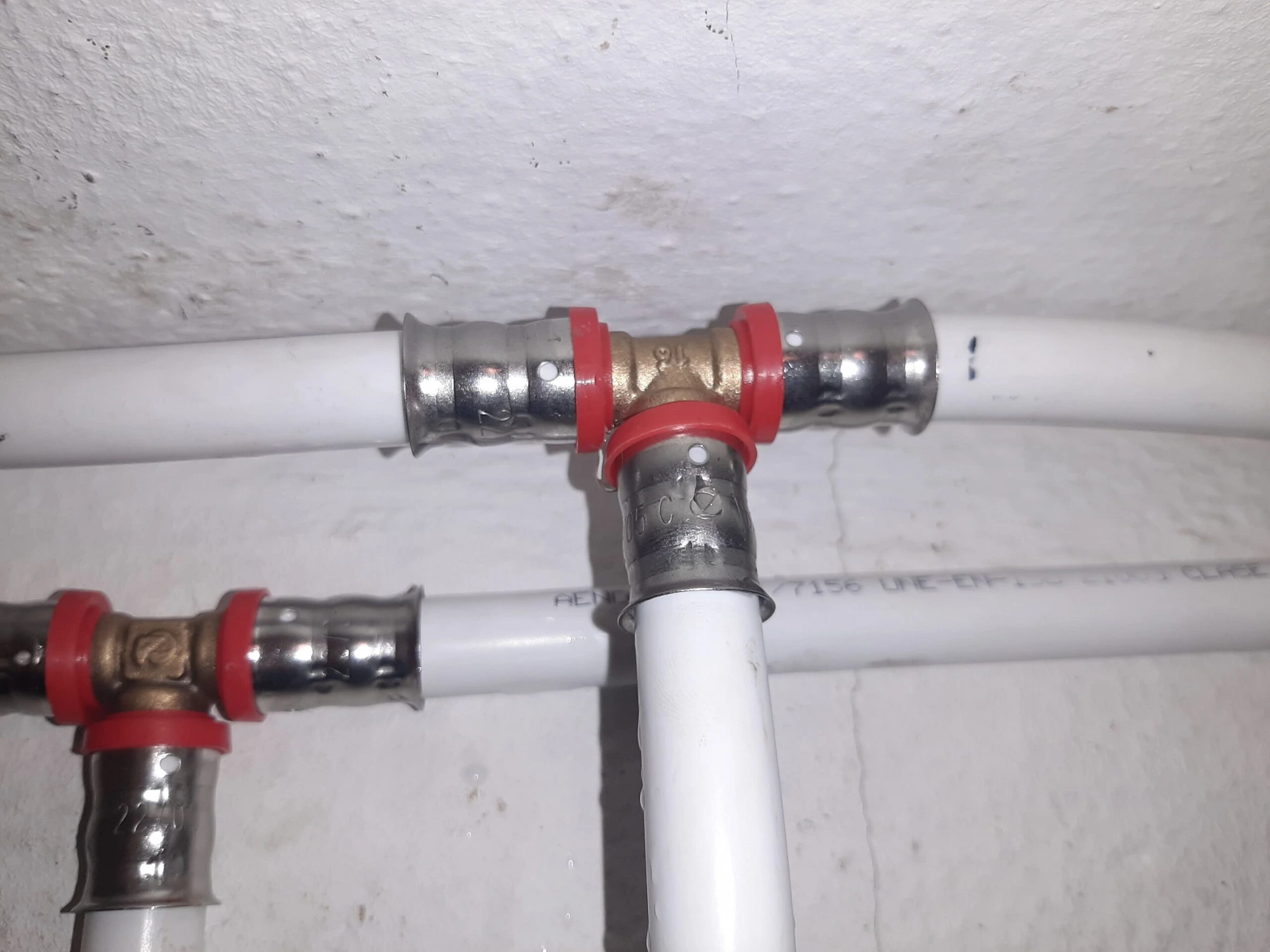 Reparación de tubería de cobre en pared abierta