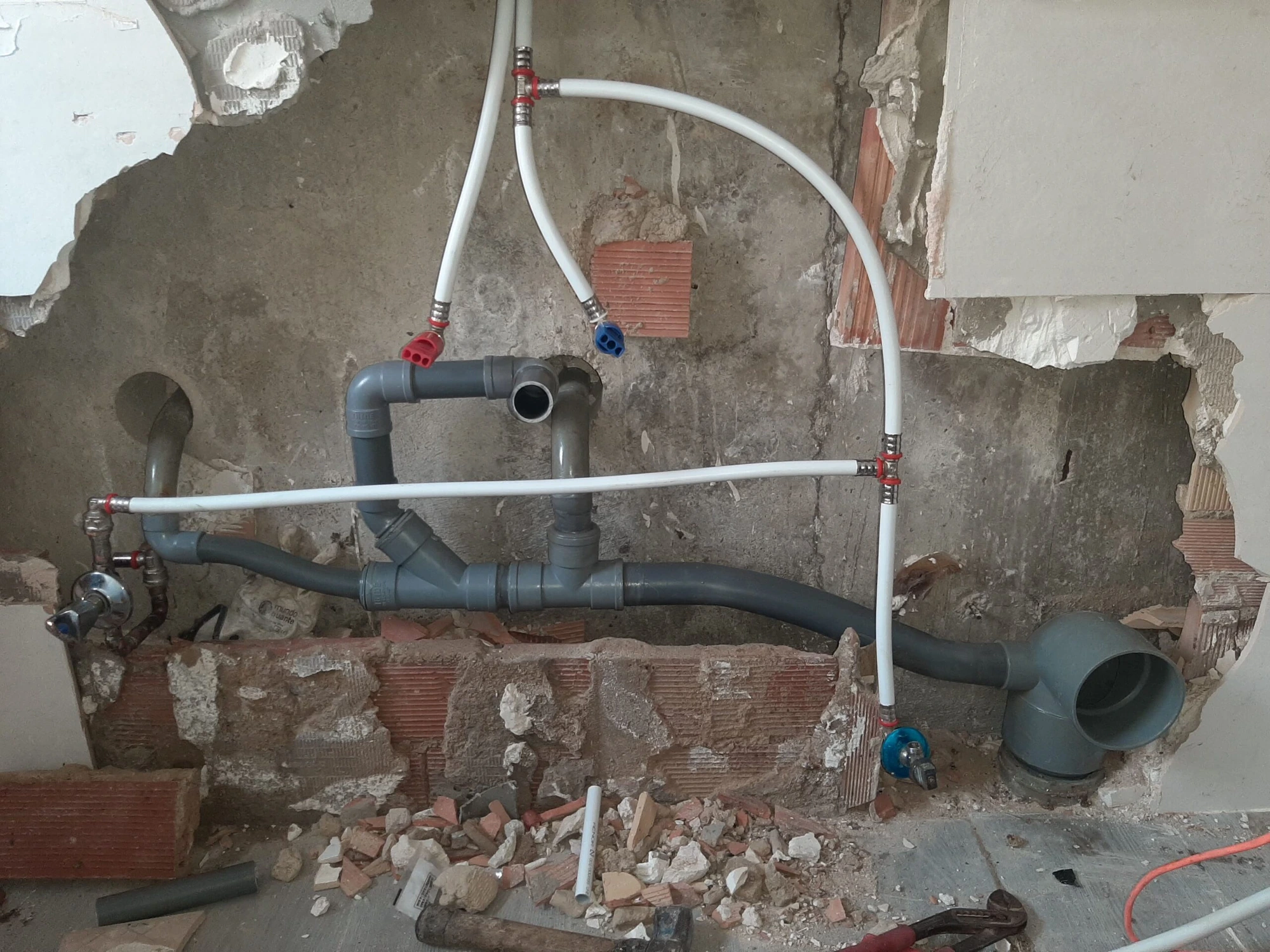 Instalación de llave de corte general con bridas