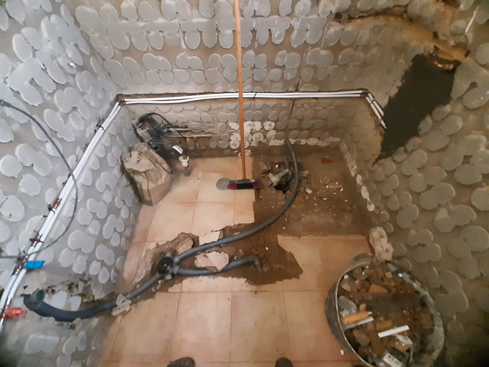 Bajante y saneamiento en pared abierta