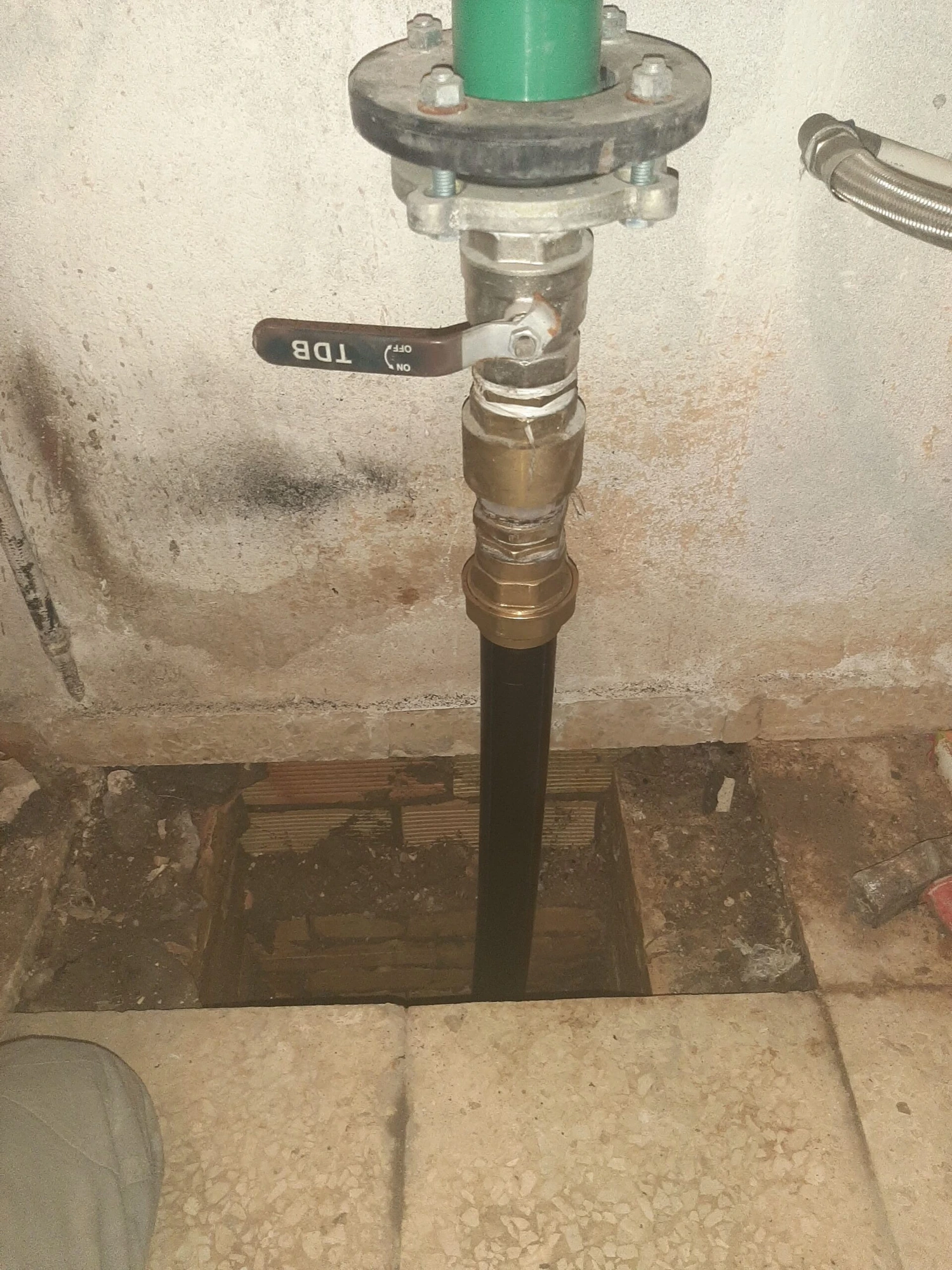 Instalación de tubería multicapa y saneamiento en pared