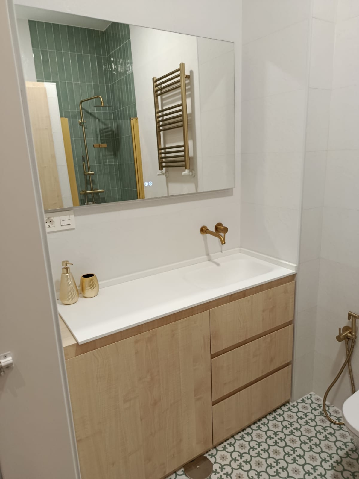 Reforma de baño en Gijón: elegancia mediterránea y detalles dorados — Después 3