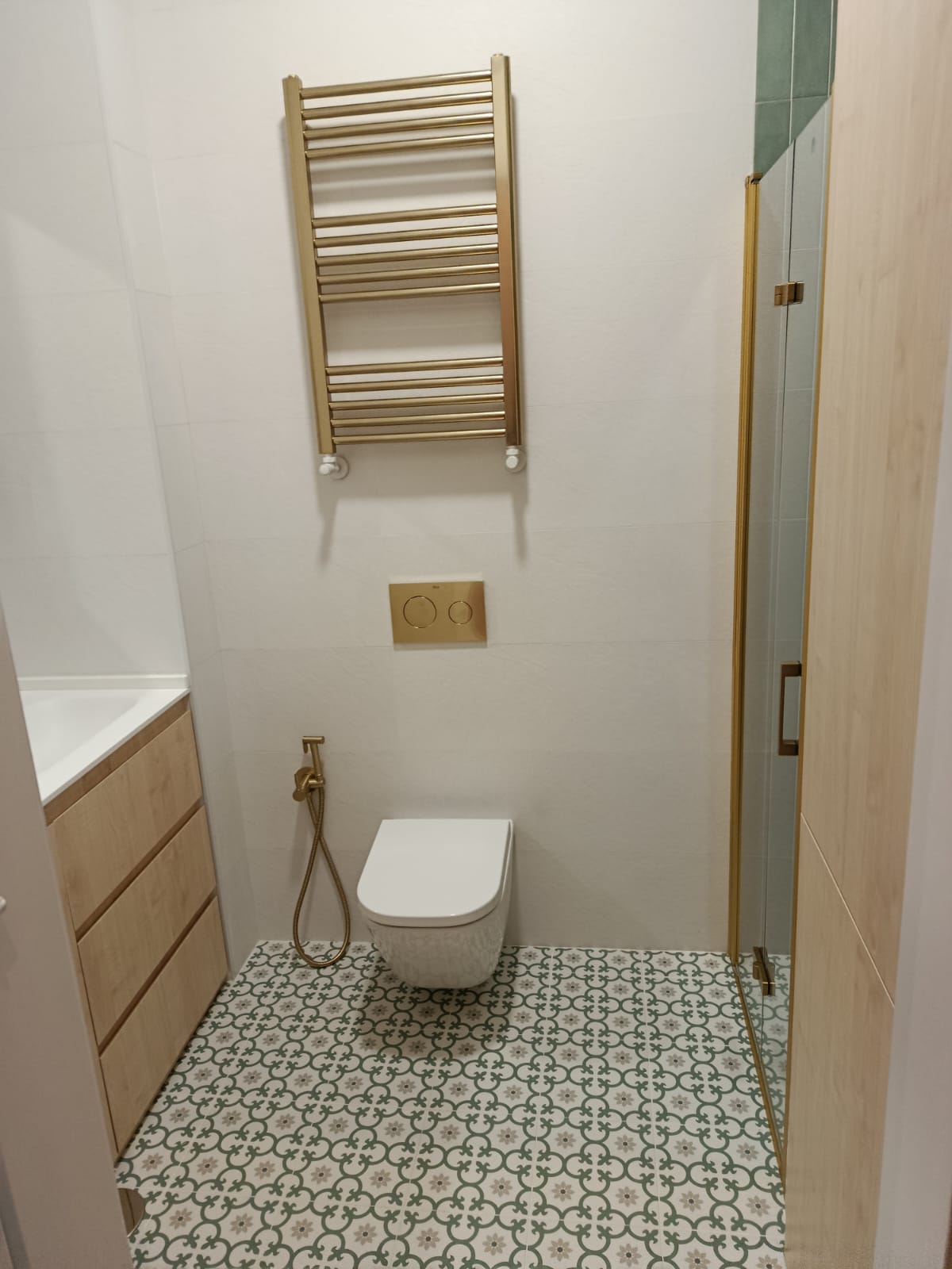 Reforma de baño en Gijón: elegancia mediterránea y detalles dorados — Después 4