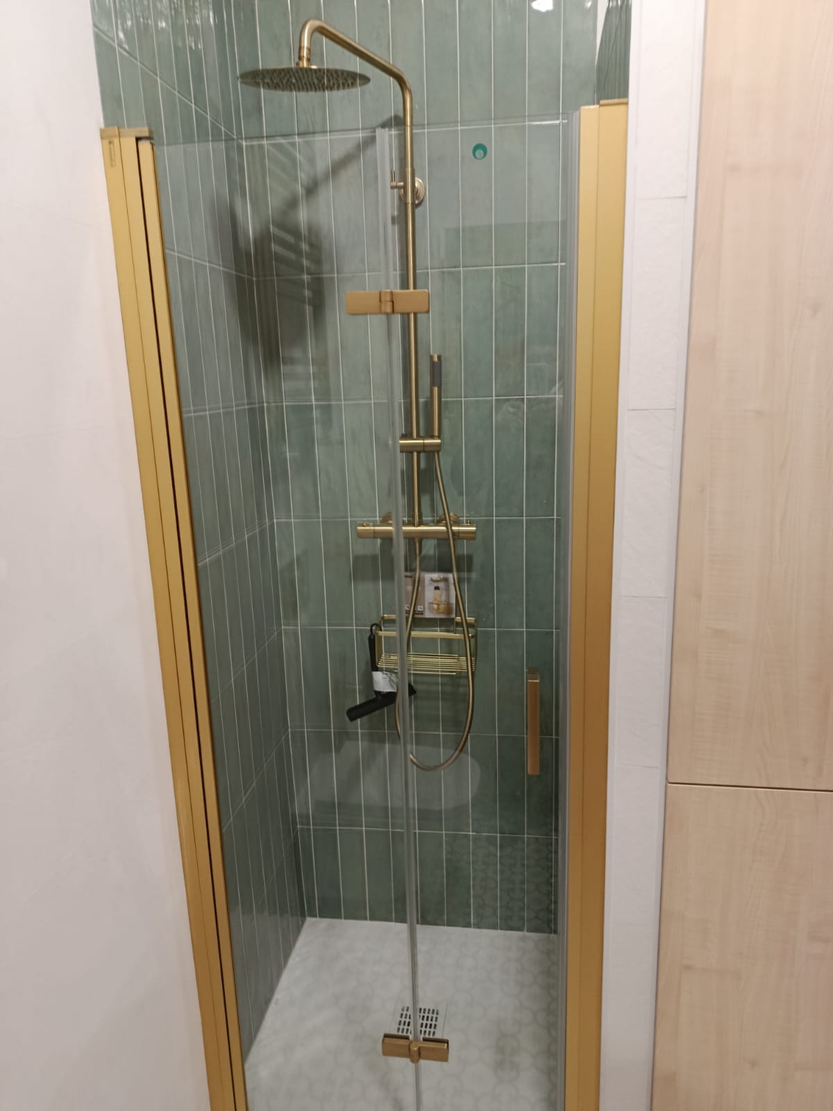 Reforma de baño en Gijón: elegancia mediterránea y detalles dorados