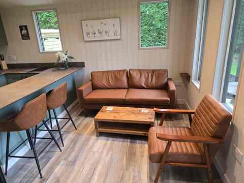 The Hide — Lakeside Lodge · New for 2025, Cheshire holiday let