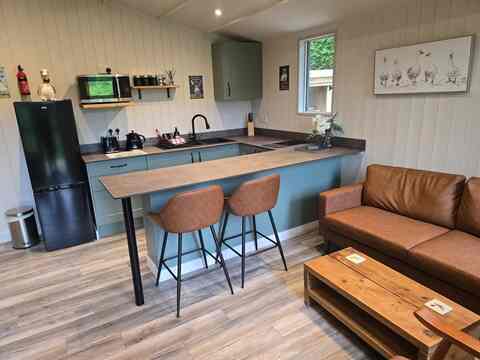 The Hide — Lakeside Lodge · New for 2025, Cheshire holiday let