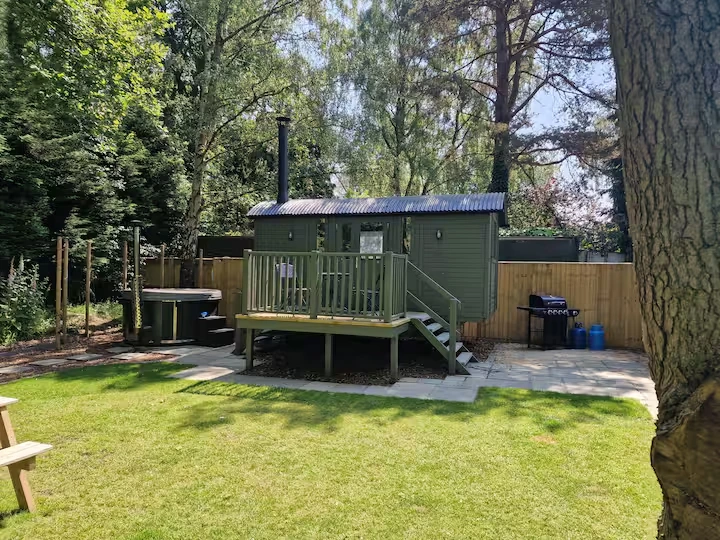 Oakmere — Shepherd's Hut · Woodland Mere, Cheshire holiday let
