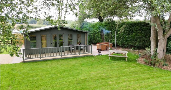 The Hide — Lakeside Lodge · New for 2025, Cheshire holiday let