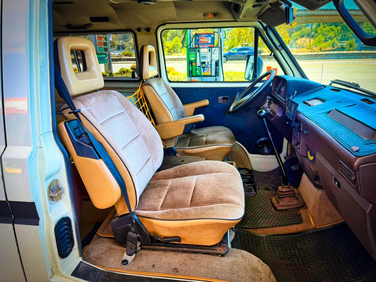 Passenger swivel seat and dashboard
