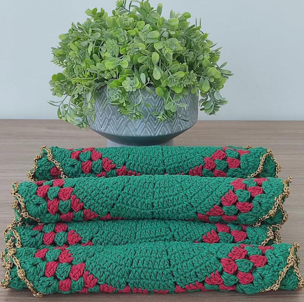 Tapetes de crochê da linha de Natal em vermelho, verde e dourado