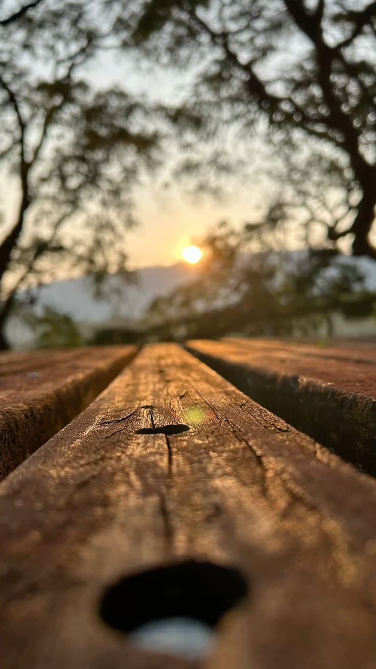 Amanecer de campo visto desde una mesa de madera