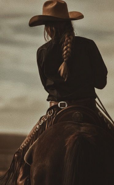 Vaquero a caballo a contraluz del atardecer
